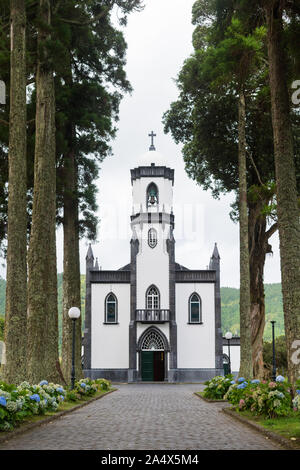 Sete Cidades, São Miguel, Azoren - 04. September 2019: Blick auf die Kirche von São Nicolau in der Stadt von Sete Cidades. Stockfoto