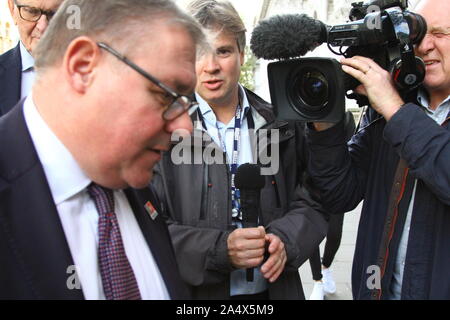 Markieren FRACOIS MP [ERG] tritt in der DOWNING STREET MIT ANDEREN MITGLIEDERN DER EUROPEAN RESEARCH GROUP AM 16. OKTOBER 2019. BBC-Journalist NICK WATT HOLDING MIKROFON. Markieren GINO FRACOIS MITGLIED DES PARLAMENTS FÜR RAYLEIGH UND WICKFORD WAHLKREIS. BILL CASH MP OBEN LINKS FOTO. Stockfoto