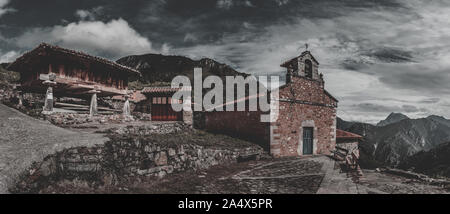 Panoramablick in der mittelalterlichen Stadt namens Bandujo im Fürstentum Asturien, Spanien, umgeben von Bergen, Gebäuden erholt als Turm und Kirche. Stockfoto