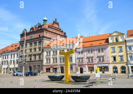 Plzen, Tschechische Republik - 25. Juni 2019: Der Hauptplatz in Pilsen, Tschechien mit Renaissance Rathaus und historische Gebäude in der Altstadt. Golden Brunnen im Vordergrund. Die Menschen auf der Straße. Stockfoto