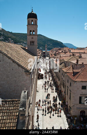 Areal Blick auf die Hauptstraße Stradun in der Altstadt von Dubrovnik, Kroatien. Der Kalkstein gepflasterten Fußgängerzone läuft rund 300 Meter durch den Ol Stockfoto