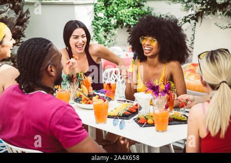 Gruppe von Happy multirassischen Freunde Sprechen und Lachen ein Gespräch beim Mittagessen Stockfoto