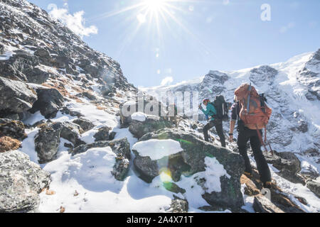 Zwei Frauen Bergsteiger steigen durch eine verschneite Boulder Bereich Stockfoto