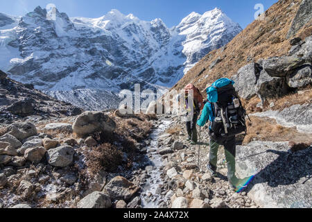 Zwei Bergsteiger Wanderung hinunter Tal nach einem erfolgreichen Gipfeltreffen der Mera Pk Stockfoto