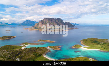 Antenne Sommer Meer Panorama Norwegen Bergen, Lofoten, Ferienhäuser Konzept Stockfoto