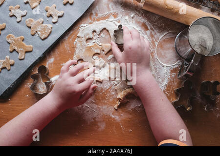 Jungen schneiden Lebkuchen aus Teig Stockfoto