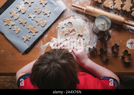 Auf der Suche nach jungen, schneiden Lebkuchen aus Teig Stockfoto