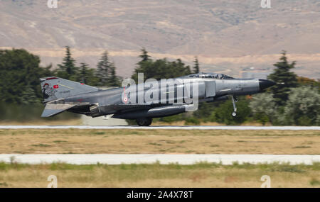 KONYA, Türkei - 26. JUNI 2019: Turkish Air Force McDonnell Douglas F-4E Phantom II (CN 5000) zieht aus Konya Flughafen während Anatolian Eagle Air F Stockfoto