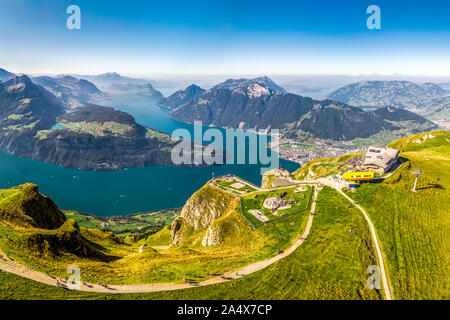 Fantastische Aussicht auf den Vierwaldstättersee, Rigi und Pilatus Berge, Brunnen der Stadt vom Fronalpstock, Schweiz, Europa. Stockfoto
