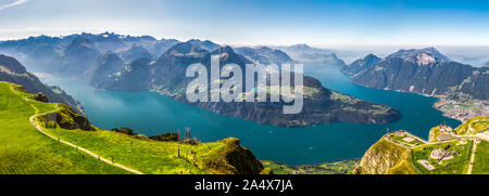 Fantastische Aussicht auf den Vierwaldstättersee, Rigi und Pilatus Berge, Brunnen der Stadt vom Fronalpstock, Schweiz, Europa. Stockfoto