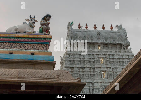 Turm und ein Denkmal des Annamalaiyar Tempel von Tiruvannamalai, Tamil Nadu, als einer der größten Tempel in Südindien im Sommer 2019 ein Stockfoto