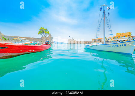 Nafpaktos, Griechenland - 22 Juli 2019; malerische Wasserstand Bild angelegten Boote in befestigten mittelalterlichen Hafen von Nafpaktos Griechenland. Stockfoto