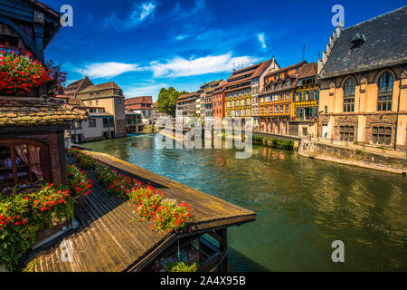 Straßburg, Frankreich - August 2019 - Altstadt von Straßburg Stadt mit bunten Häusern, Straßburg, Elsass, Frankreich, Europa.