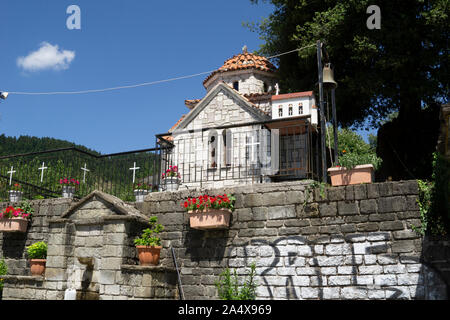 Kleine Kirche, die Griechisch-orthodoxe Kirche entlang der Straße im ländlichen Griechenland. Stockfoto