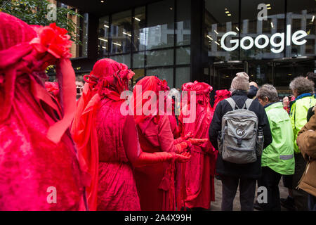 London, Großbritannien. 16. Oktober, 2019. Die Roten Brigaden unterstützt Mütter und Babys trotzt der Metropolitan Police Verbot Aussterben Rebellion Herbst Aufstand Proteste unter Abschnitt 14 der öffentlichen Ordnung von 1986 durch die Teilnahme an einem Protest außerhalb der Kings Cross Hauptsitz von Google gegen seine Rolle in 'Aktivieren der Ausbreitung der systematische Desinformation über den Klimawandel und die ökologische Krise". Credit: Mark Kerrison/Alamy leben Nachrichten Stockfoto