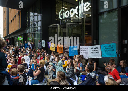 London, Großbritannien. 16. Oktober, 2019. Mütter und Babys trotzen der Metropolitan Police Verbot Aussterben Rebellion Herbst Aufstand Proteste unter Abschnitt 14 der öffentlichen Ordnung von 1986 durch die Teilnahme an einem Protest außerhalb der Kings Cross Hauptsitz von Google gegen seine Rolle in 'Aktivieren der Ausbreitung der systematische Desinformation über den Klimawandel und die ökologische Krise". Credit: Mark Kerrison/Alamy leben Nachrichten Stockfoto