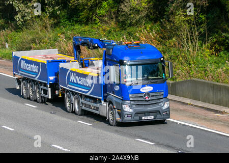 Baumaterialien von Wincanton; Lkw für schwere Massenguttransporte auf der Autobahn, Transportmittel, LKW, Transport, LKW, Sonderfracht, Mercedes Benz Astros LKW, Lieferung, Transportindustrie, Bauindustrie Fracht auf der M6 in Lancaster, Stockfoto