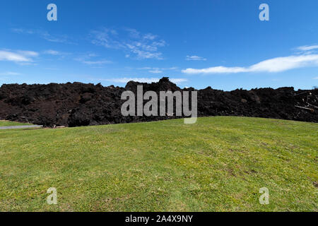 Sommer 2018 Lavastrom in einem Feld zu Isaac Hale Beach Park, Pohoiki, Big Island von Hawaii, USA Stockfoto