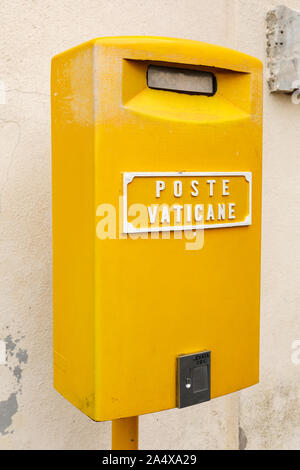 Gelbe Postbox Poste Vaticane in Vatikanstadt Stockfoto