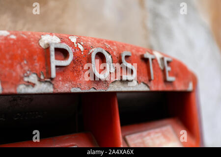 Verwitterte Poste Italiane mail Box mit abblätternder Farbe in Rom, Italien. Close-up mit selektiven Fokus. Stockfoto
