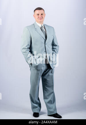 Sicher Mann. Das moderne Leben. Mann Anzug. Formelle Mode und Kleiderordnung. Geschäftsmann. Büroalltag. Multimillionär. Formelle Partei oder die Besprechung. Geschäftsinhaber. Mode im Bilden. Stockfoto