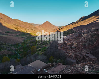 Am frühen Morgen Blick auf Tacheddirt traditionelles Dorf und Tal im Hohen Atlas in der Nähe von Essaouira in Marokko, Afrika Stockfoto