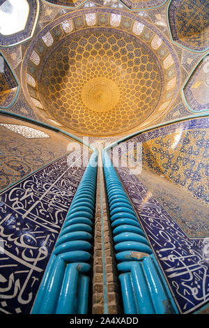 Isfahan, Iran - 1. Mai 2019: Blick auf das Interieur der Sheikh Lotfollah Moschee Kuppel, auf der Naqsh-i Jahan Square gelegen Stockfoto