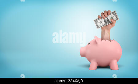 Ein kleines Sparschwein auf blauem Hintergrund mit einem riesigen männlichen Hand heraus von seinem Rücken und hält Dollarscheine. Stockfoto