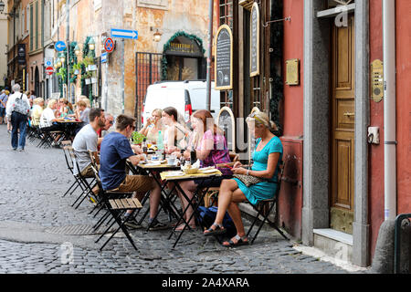 Sitzgelegenheiten im Freien von einem italienischen Restaurant in Rom, Italien Stockfoto