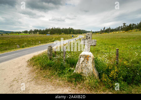 Ein steinernes Kreuz an der Seite der Straße auf dem Weg nach Santiago de Compostela Stockfoto