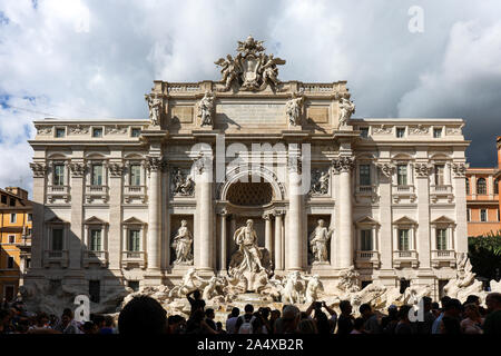 Die Fassade und Artwork von Fontana di Trevi in Rom, Italien Stockfoto