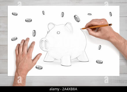 Ein Paar der männlichen Händen in der Nähe Ansicht zieht die letzte Zeile auf einen Bleistift Skizze eines piggy Bank durch viele Münzen umgeben. Stockfoto