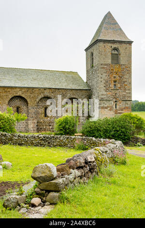Kirche des Dorfes von Aubrac Stockfoto