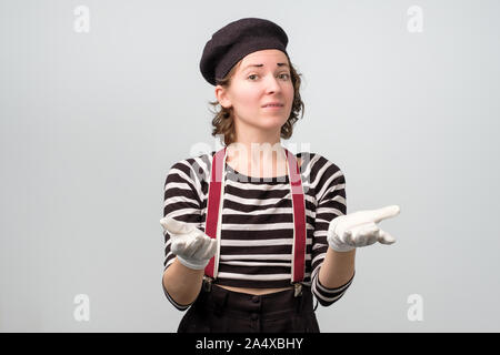 Hübsche junge freundliche Frau im roten Pullover auf Kamera. Stockfoto