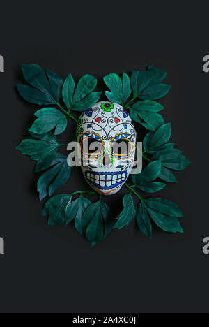 Sugar Skull Maske mit Blumen für feiert Tag der Toten in der hispanischen Kultur verwendet. Mexikanische Symbol der traditionellen Dia de los Muertos. Hallowee Stockfoto