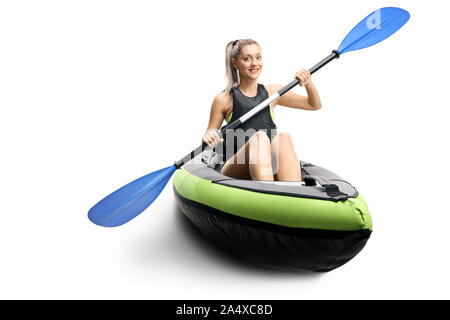 Junge Frau in ein Kanu mit Paddles lächelnd isoliert auf weißem Hintergrund