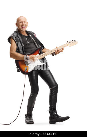 In voller Länge Porträt einer männlichen Gitarristen in Leder kleidung spielen und singen auf weißem Hintergrund Stockfoto