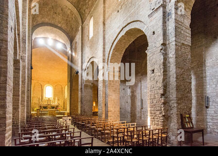 Die Strahlen der Sonne der Chor aufleuchten, das Kirchenschiff und der spannweiten der romanischen Abteikirche Saint Guilhem le Desert Stockfoto