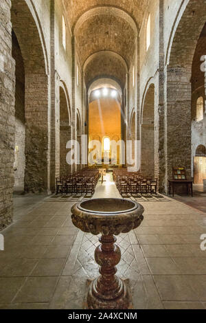 Die Schriftart, das romanische Kirchenschiff und der Chor der Abteikirche von Saint Guilhem le Desert Stockfoto