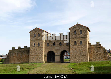 Die rekonstruierten Haupttor der Arbeia Roman Fort () in South Shields, England. Die Seite ist ein Teil der Grenzen des Römischen Reiches UNESCO-H Stockfoto