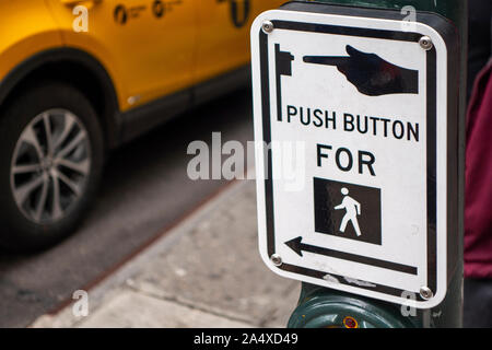 Drucktaste für Walking person Symbol mit der Hand Finger, der auf die Schaltfläche yellow cab im Hintergrund Stockfoto