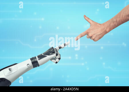 Eine menschliche Hand und eine Roboterhand stretching Zueinander mit Index Finger. Stockfoto