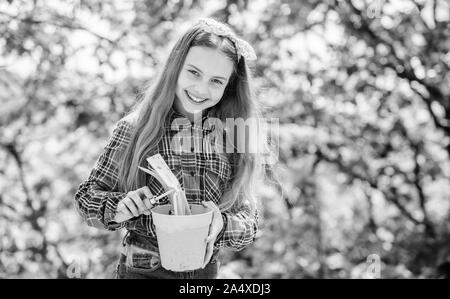 Kleines Mädchen mit Gartengeräte. Tag der Erde. Sommer Bauernhof. Glückliche Kindheit. Feder Dorf Land. Kleines Mädchen Kind in den Wald. Ökologie Umwelt. Happy Tag der Kinder. Kind im Garten arbeiten. Stockfoto