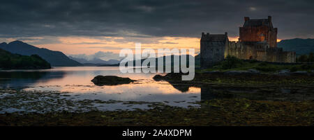 Panorama von Eilean Donan Castle Reflexionen am späten Abend, Schottland Stockfoto