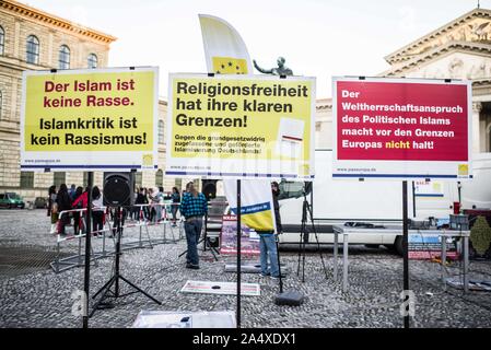 München, Bayern, Deutschland. 16 Okt, 2019. Trotz des jüngsten Verurteilung wegen Volksverhetzung, islamophobe Michael Stuerzenberger organisierte eine Demonstration unter dem buergerbewegung Pax Europa Fahne am Münchner Max Joseph Platz. Mindestens eine Strafanzeige gegen Chris K., Stuerzenberger's Assistentin wurde wegen Beleidigung ein Demonstrator eingereicht. Credit: Sachelle Babbar/ZUMA Draht/Alamy leben Nachrichten Stockfoto