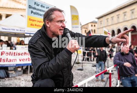 München, Bayern, Deutschland. 16 Okt, 2019. Trotz des jüngsten Verurteilung wegen Volksverhetzung, islamophobe Michael Stuerzenberger organisierte eine Demonstration unter dem buergerbewegung Pax Europa Fahne am Münchner Max Joseph Platz. Mindestens eine Strafanzeige gegen Chris K., Stuerzenberger's Assistentin wurde wegen Beleidigung ein Demonstrator eingereicht. Credit: Sachelle Babbar/ZUMA Draht/Alamy leben Nachrichten Stockfoto