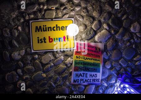 München, Bayern, Deutschland. 16 Okt, 2019. Ein Muenchen ist bunt (München ist vielfältig), das oft auf Demonstrationen gegen Rechtsextremisten gesehen wird. Trotz des jüngsten Verurteilung wegen Volksverhetzung, islamophobe Michael Stuerzenberger organisierte eine Demonstration unter dem buergerbewegung Pax Europa Fahne am Münchner Max Joseph Platz. Mindestens eine Strafanzeige gegen Chris K., Stuerzenberger's Assistentin wurde wegen Beleidigung ein Demonstrator eingereicht. Credit: Sachelle Babbar/ZUMA Draht/Alamy leben Nachrichten Stockfoto