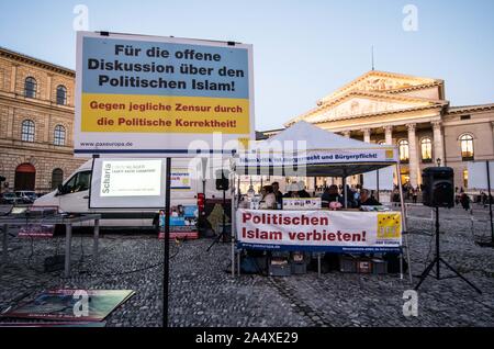 München, Bayern, Deutschland. 16 Okt, 2019. Trotz des jüngsten Verurteilung wegen Volksverhetzung, islamophobe Michael Stuerzenberger organisierte eine Demonstration unter dem buergerbewegung Pax Europa Fahne am Münchner Max Joseph Platz. Mindestens eine Strafanzeige gegen Chris K., Stuerzenberger's Assistentin wurde wegen Beleidigung ein Demonstrator eingereicht. Credit: Sachelle Babbar/ZUMA Draht/Alamy leben Nachrichten Stockfoto