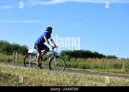 Athlet Rentner männliche Radfahrer Arbeiten heraus tragen Helm Reiten Fahrrad Stockfoto