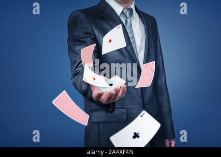 Geschäftsmann mit fliegenden Card Deck auf einem blauen Hintergrund Stockfoto